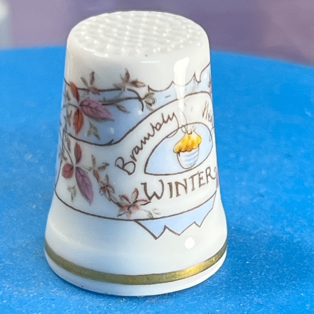 Royal Doulton Winter Porcelain Thimble with Gold Trim - Picture 4 of 6